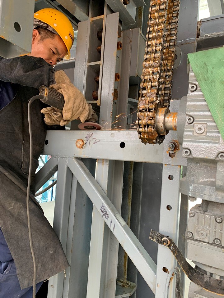 1569320546120154.jpg 工人在做應(yīng)力測試點的拋光打磨.jpg