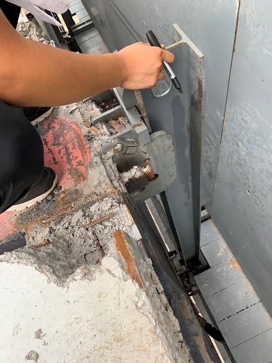 1569320558209682.jpg 國檢中心檢測人員在做應(yīng)力測試點的位置選擇.jpg