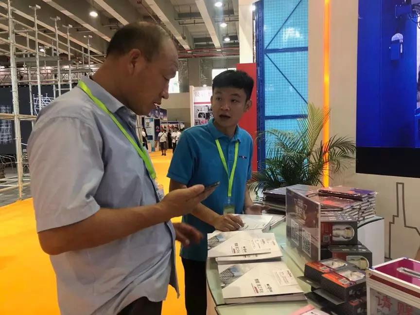 1569321431133925.jpg 前臺正引導(dǎo)客戶領(lǐng)取、填寫資料1.jpg