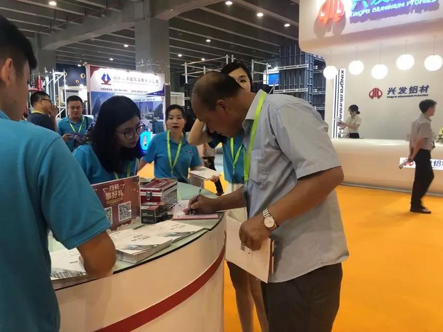 1569321442149976.jpg 前臺正引導(dǎo)客戶領(lǐng)取、填寫資料2.jpg