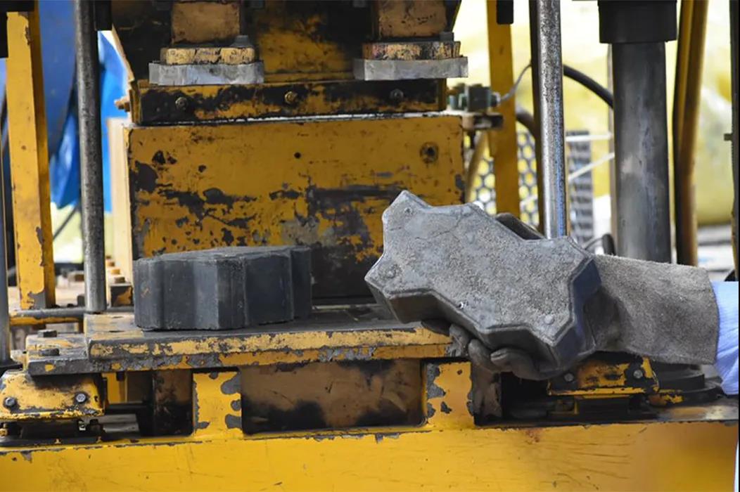 1595207752145536.jpg 印度磚頭鋪路.jpg