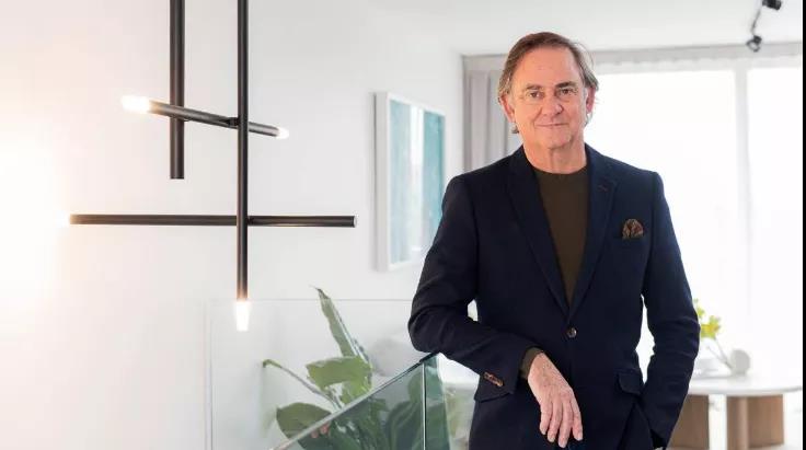 1606701532249812.jpg 6 Tony Houston在其中一套預制房住宅的客廳里.jpg