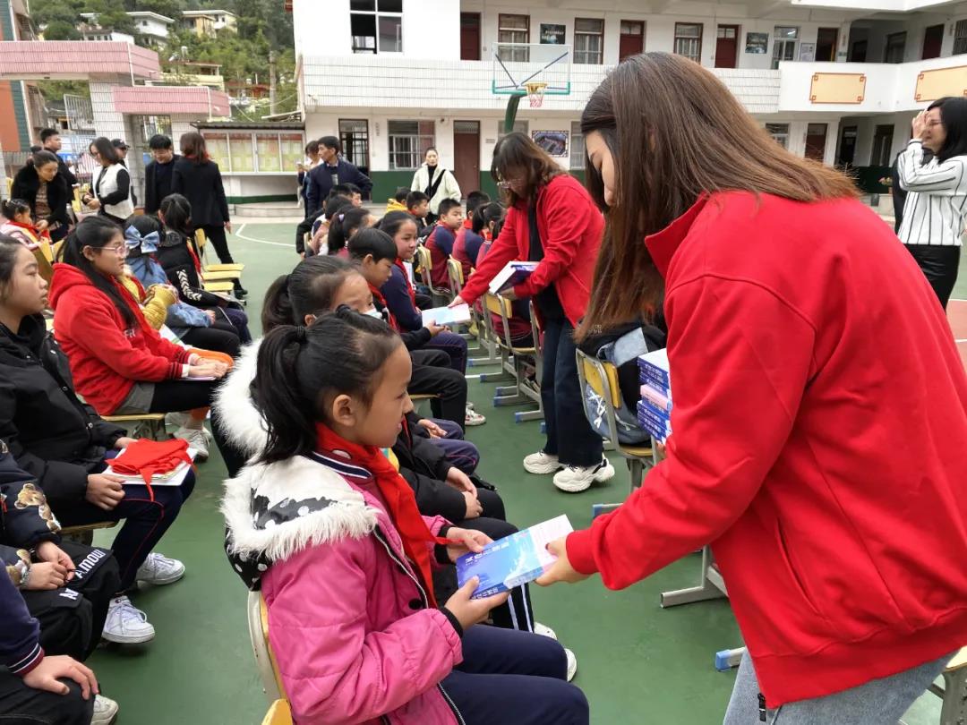 1608716486655774.jpg 分發愛心書籍.jpg