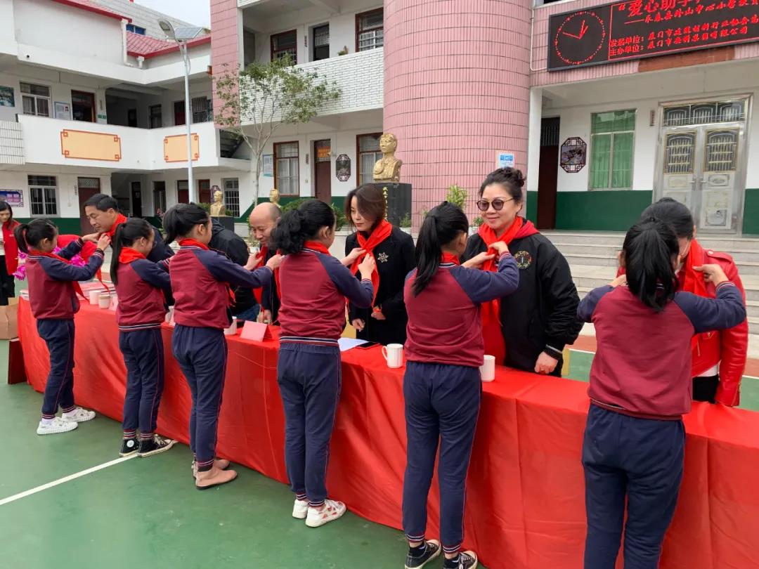 1608716495775167.jpg 敬獻紅領巾.jpg