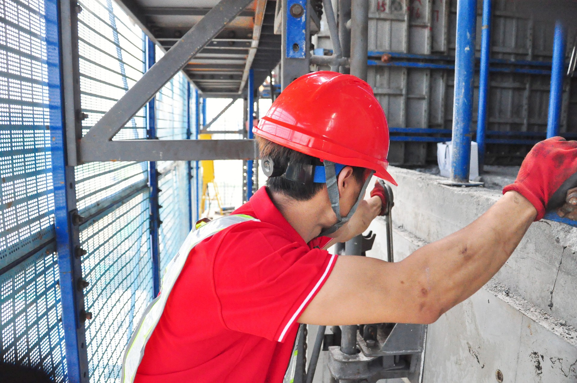 1630372039612960.jpg 安裝導向座旋鈕.jpg