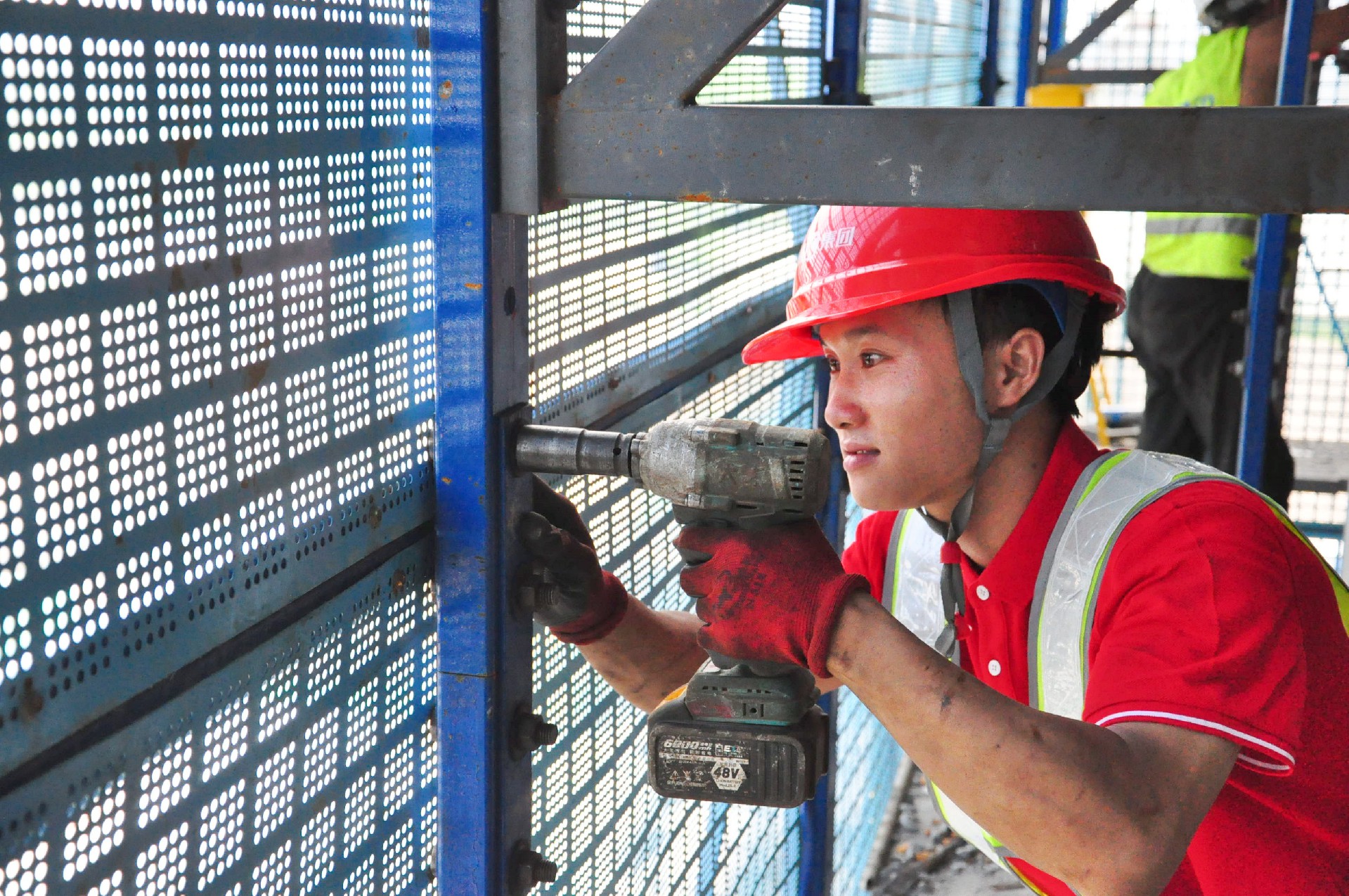 1630372076458671.jpg 安裝螺絲,加固立桿.jpg