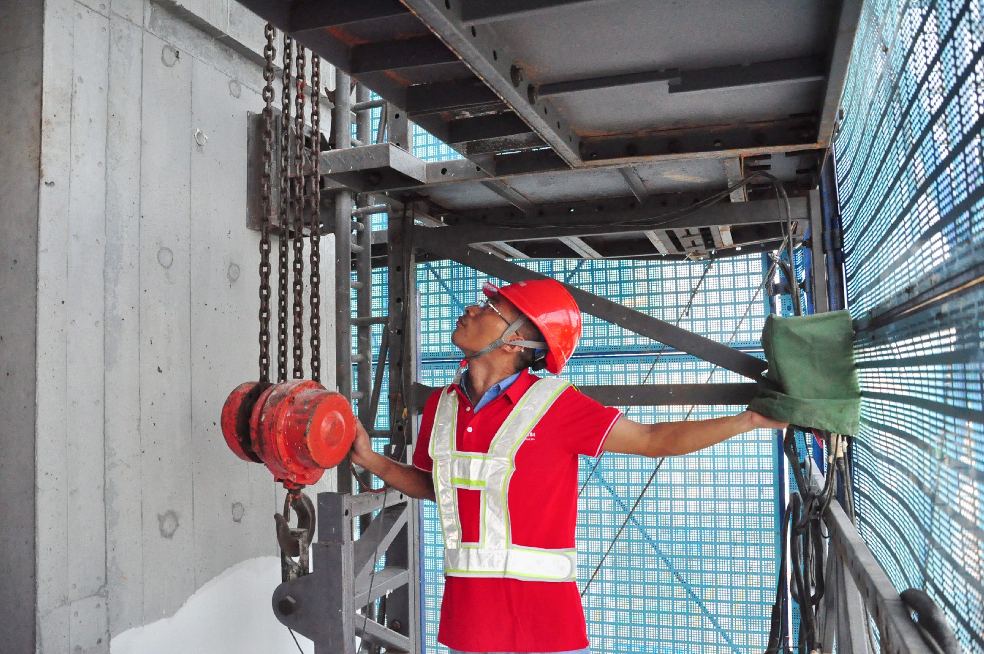 1630372108104487.jpg 調試電動葫蘆.jpg