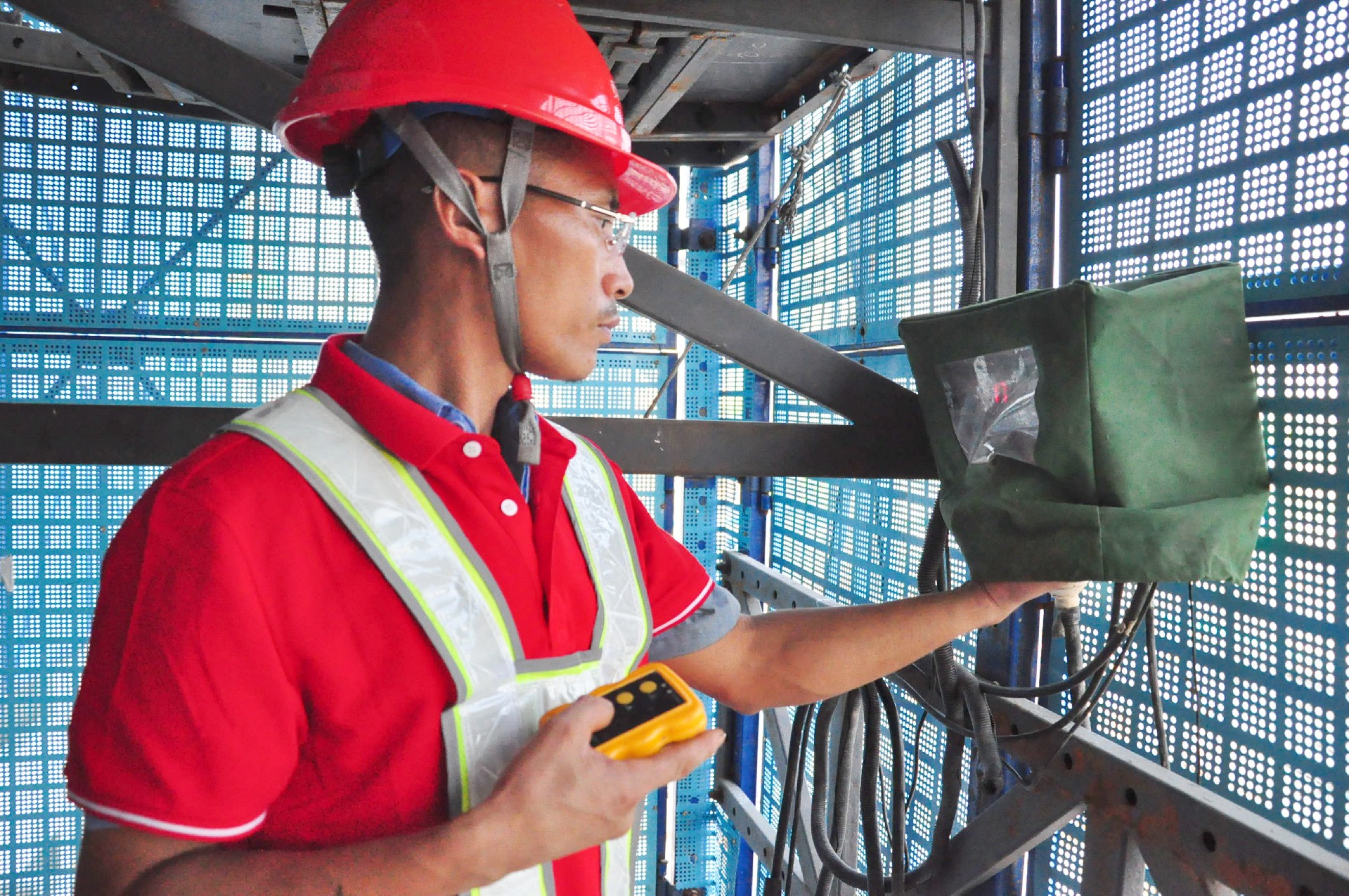 1630372130127963.jpg 調整智能分控箱參數.jpg